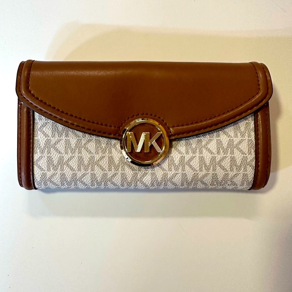 Michael Kors Wallet - Picture 1 of 7